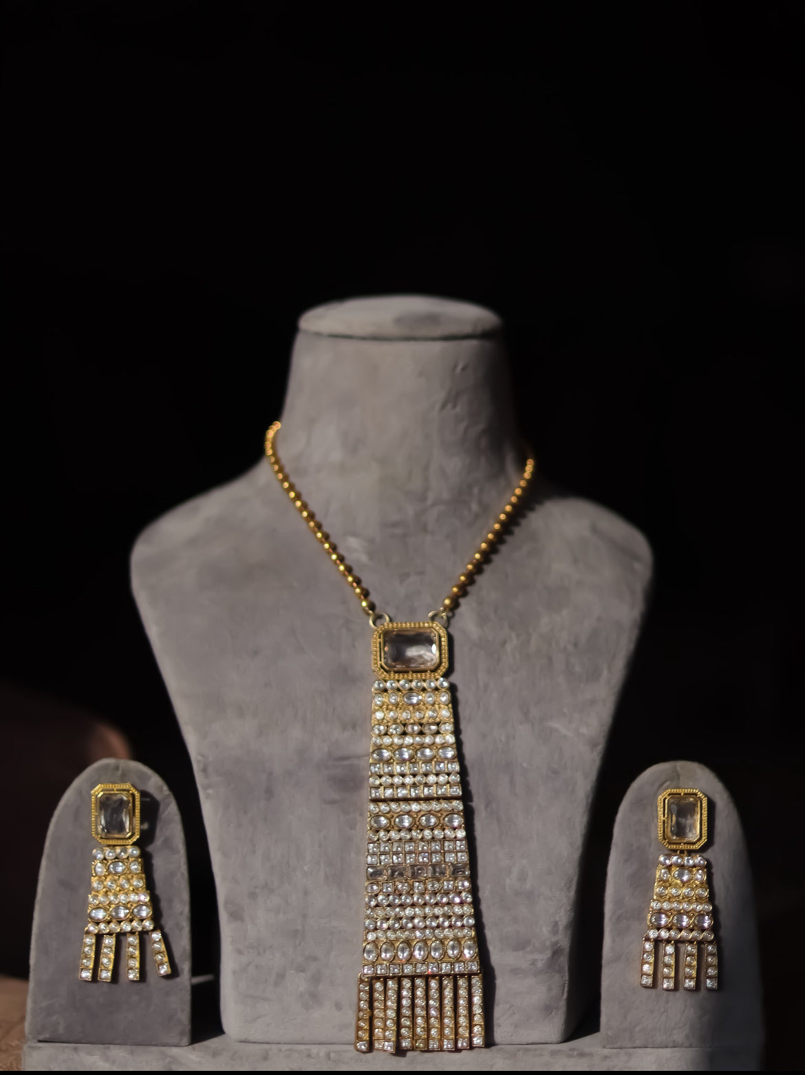 Tie pendant necklace