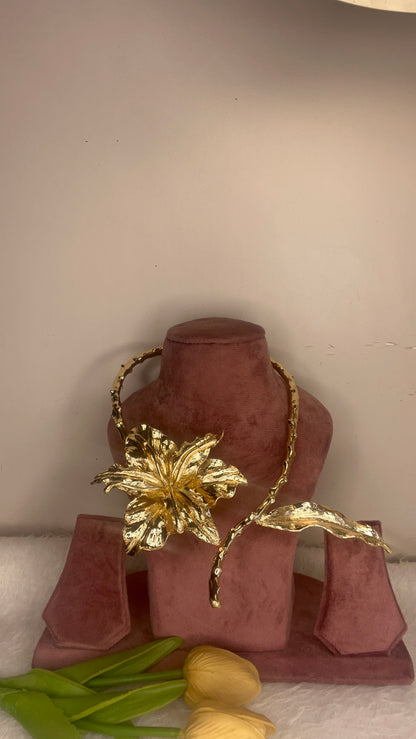 Golden flora necklace